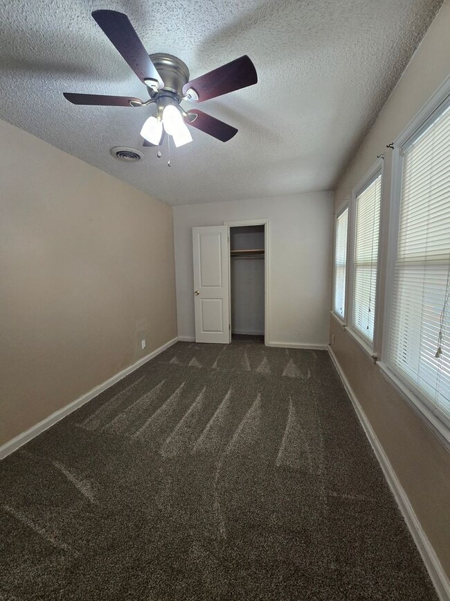 Building Photo - 404 E Hopi St