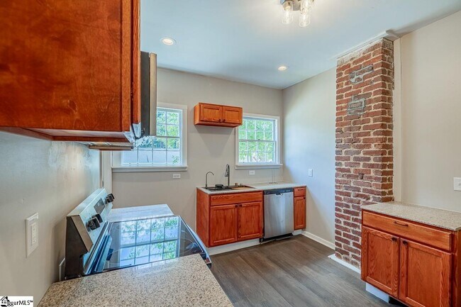 Building Photo - 536 Peronneau St