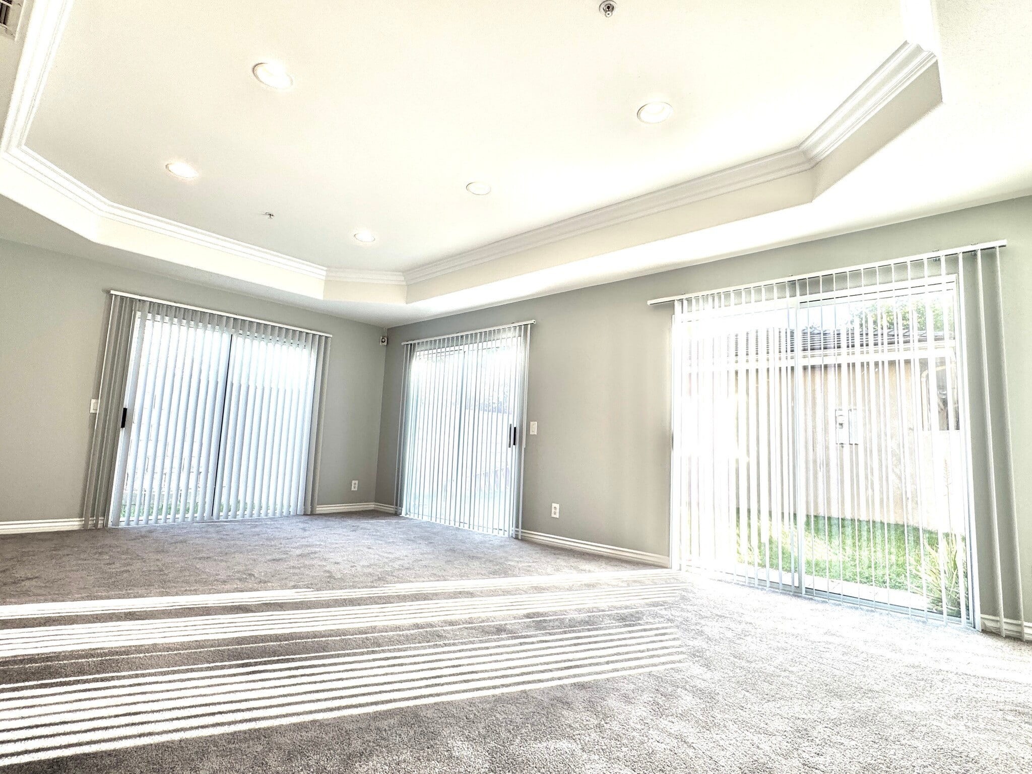 Spacious family room - 27 Hampton Ct
