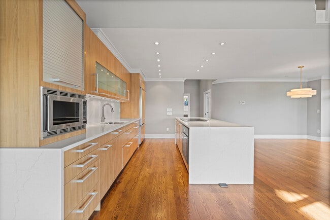 Building Photo - 1 Island Dr