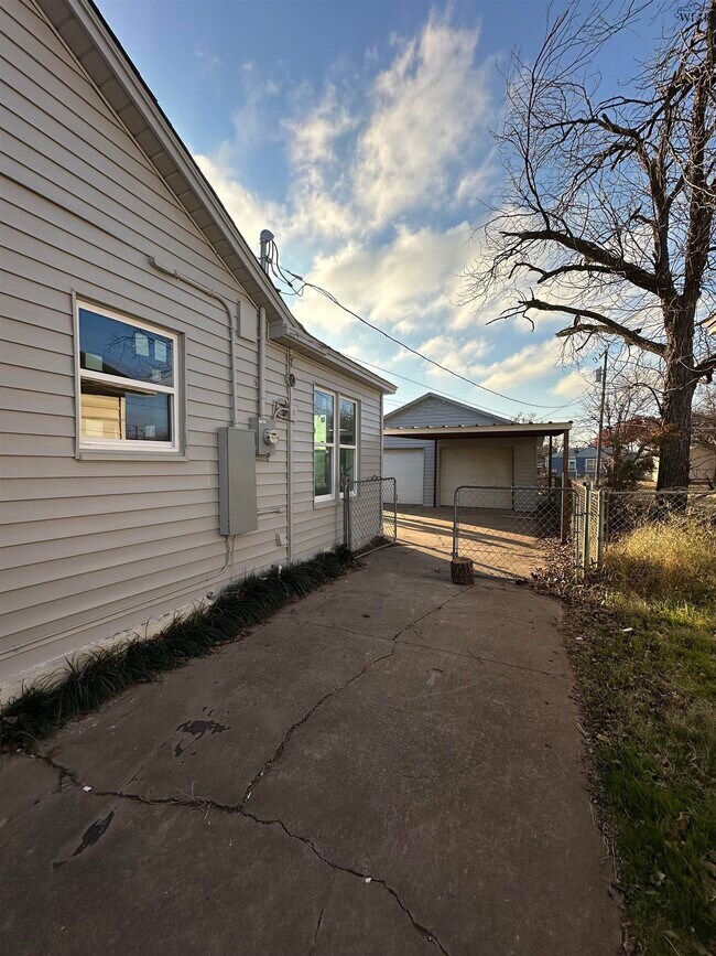 Building Photo - 3213 Hollywood Ave