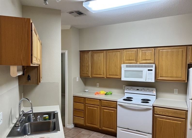 Building Photo - 215 Navarro Dr