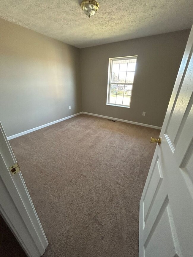 Building Photo - Available 10/01/2025 3 Bedroom 2 bathroom ...