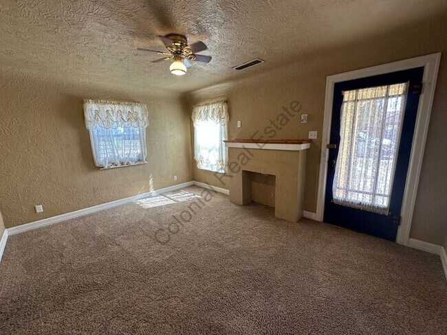 Building Photo - Cozy 2 Bed 1 bath house with detached garage and central Heat and air and washer/dryer hookups in...