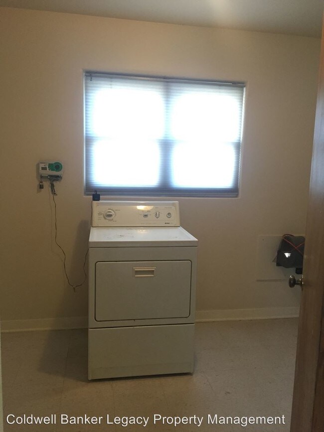 Building Photo - 1220 Girard Blvd NE