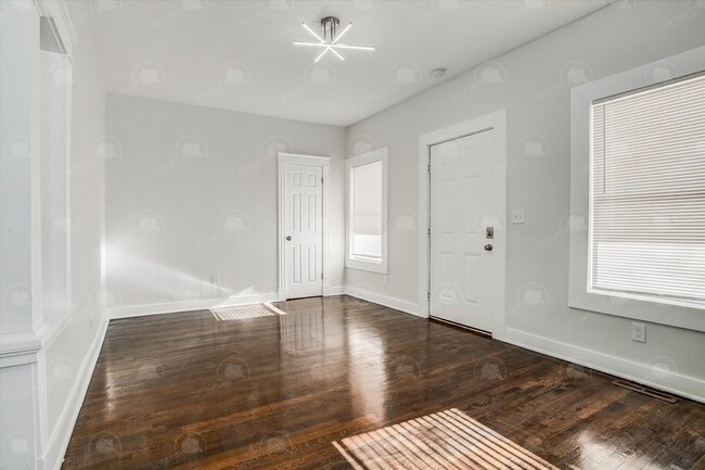 Building Photo - 812 Monroe Ave