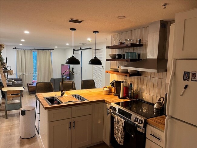 Building Photo - 218 SW 8th Ave