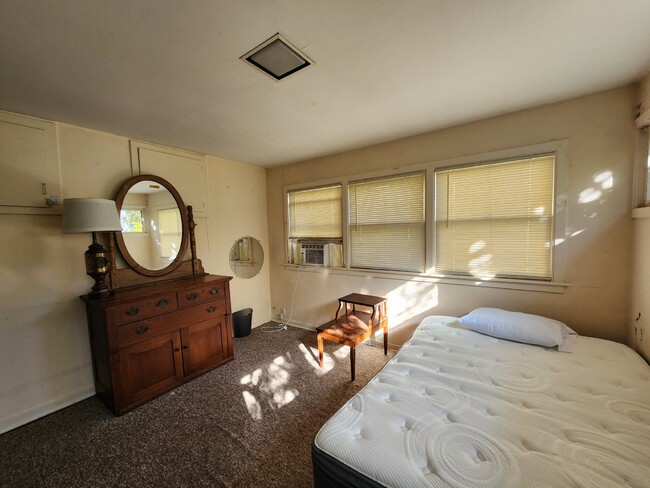 Building Photo - Furnished Cottage - short term through May...