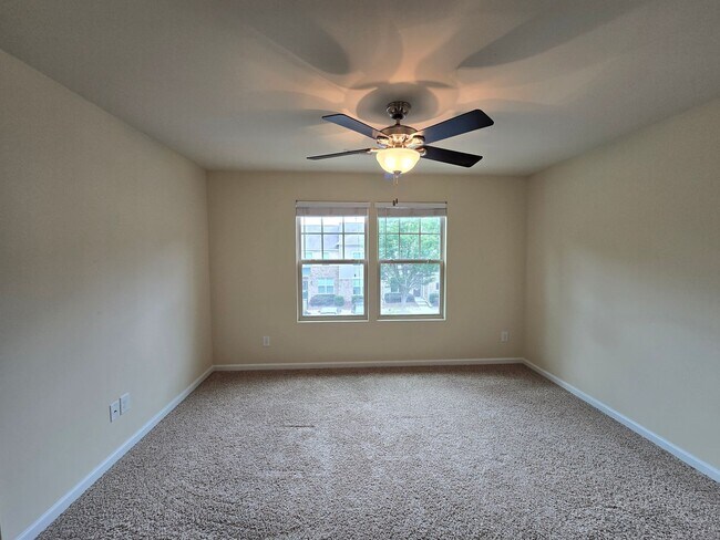 Building Photo - Thompson Ridge Gem!