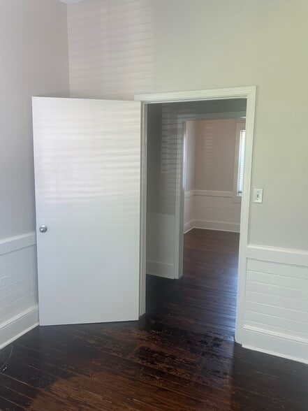 Building Photo - 520 E Hall Ln