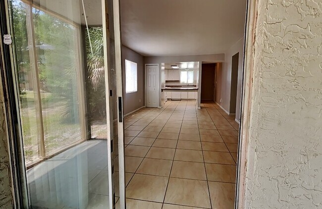 Building Photo - 2549 S Oak Ave