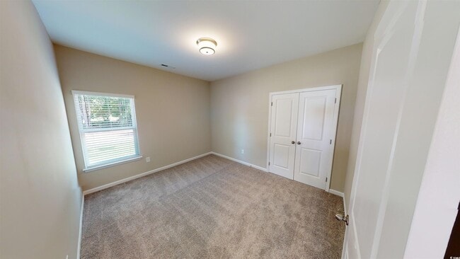 Building Photo - 14 Racquet Club Dr