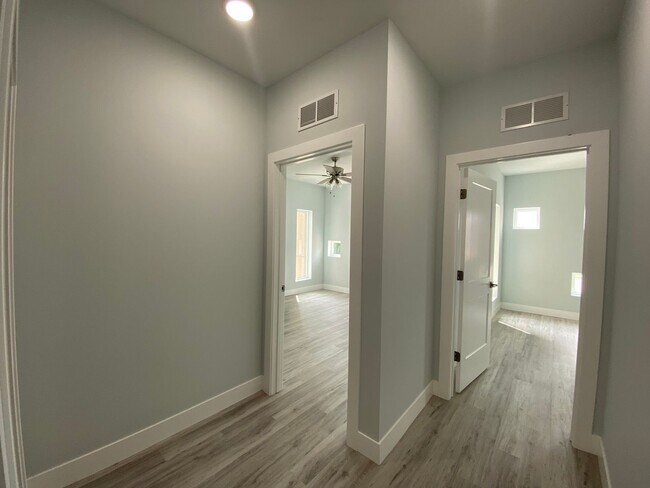 Building Photo - 132 E University Ave