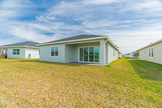 Building Photo - 13885 SE Riversway St