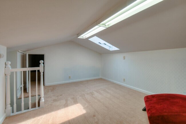 Building Photo - 546 Woodstock Way