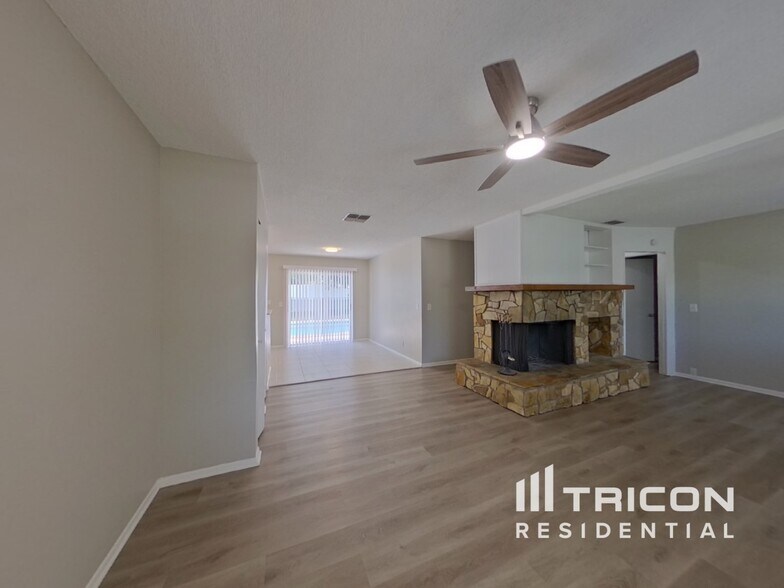 Building Photo - 8001 CottonWoode Dr