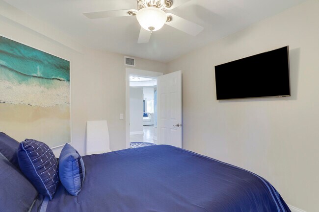 Building Photo - 515 Bay Colony Dr N
