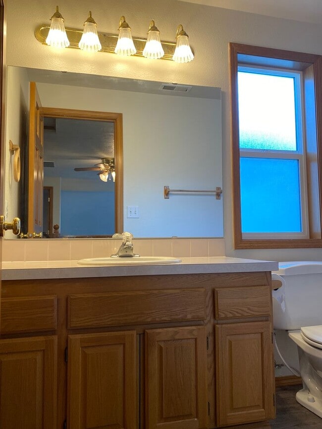 Building Photo - Spacious & Updated 4 Bedroom 2.5 Bath In H...