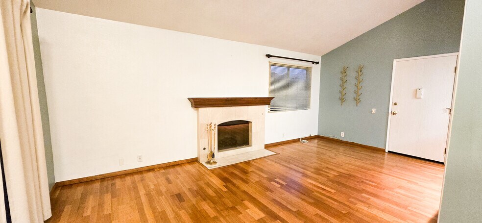 Living room - 19195 Shoreline Ln