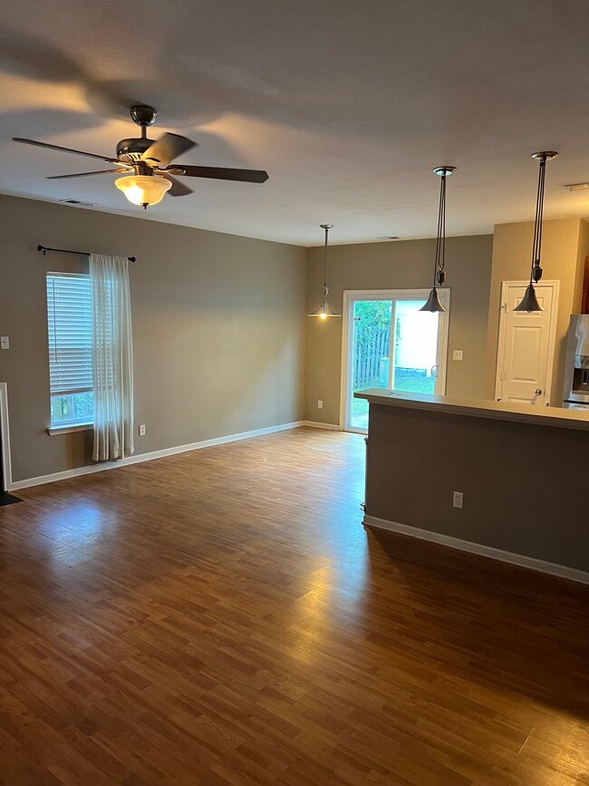 Building Photo - 305 Garcia Dr