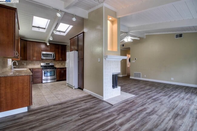 Building Photo - 623 Pineview Dr