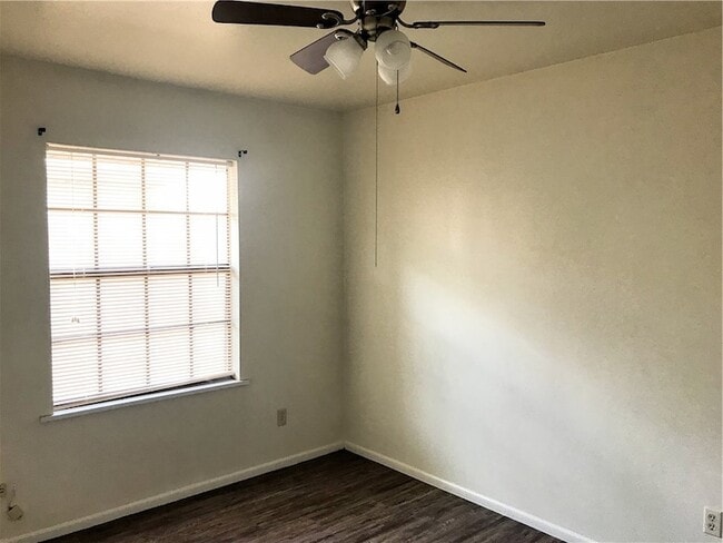 Building Photo - 1901 Pine Tree Dr