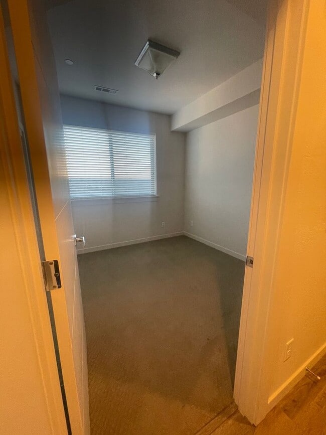 Building Photo - Newer & Beautiful 2bd/2bth condo in Ashland