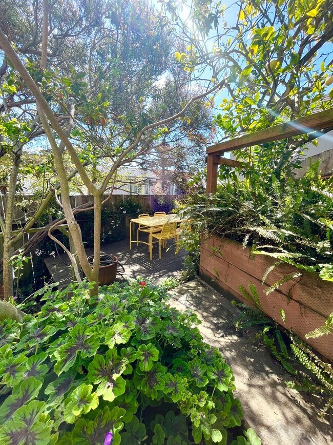 Building Photo - Bernal Heights Garden Cottage - Pet Friendly!