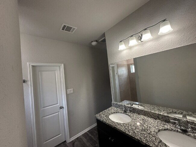 Building Photo - Spacious 5 Bedroom, 3.5 Bath Home with 2,6...