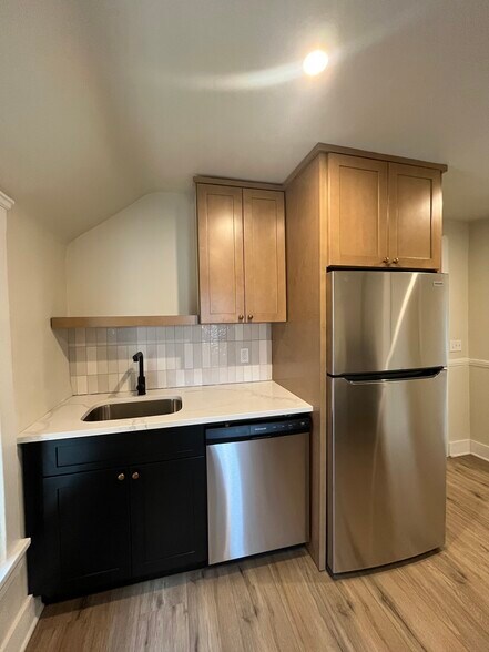 Building Photo - 1382 E 43rd St