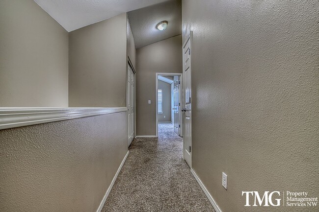 Building Photo - Gorgeous Four Bedroom Townhome in Hillsboro!