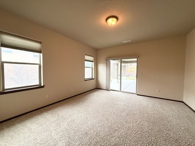 Building Photo - 4 bed 2 Bath off Keene