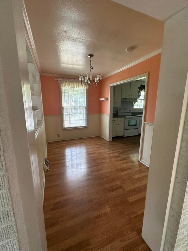Building Photo - 3 Bed 1 Bath Brick Home - Corner Lot