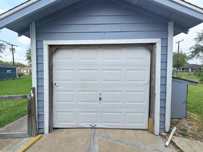 Building Photo - 317 Ebony Ave