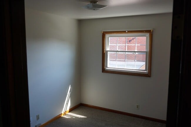 Building Photo - 2 Bedroom / 1 Bath Apt. Kingsport, TN