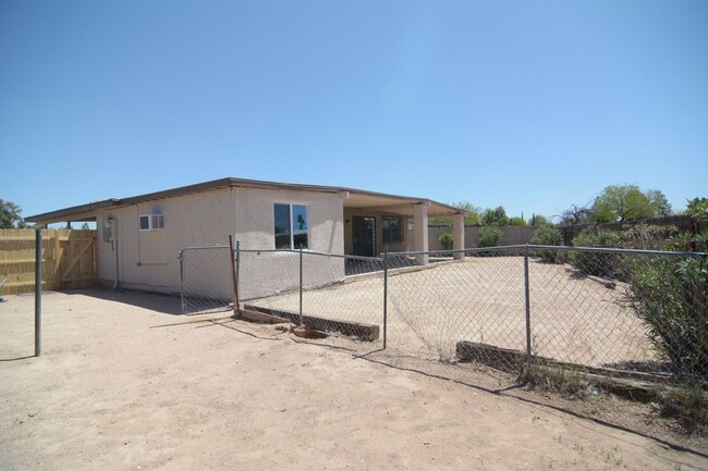 Building Photo - Spacious 4 Bedroom 2 Bath Home! Great Sout...