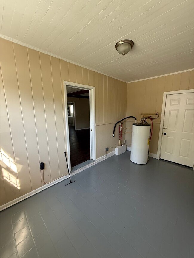 Building Photo - Charming 2 Bedroom / 1 Bathroom Home Near Downtown Pell City & Logan Martin Lake