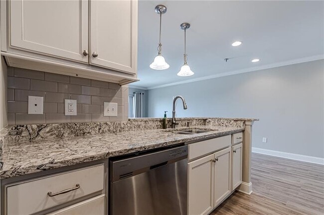 Building Photo - 300 Johnson Ferry Rd