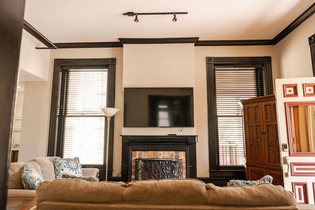 Building Photo - 275 S Limestone