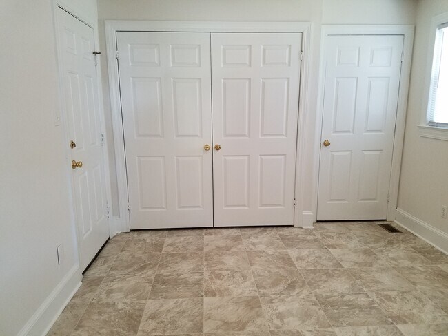 Spare room for guests/office/recreation, etc. - 115 N Warren St