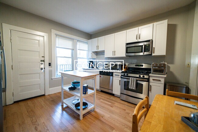 Building Photo - 98 Calumet St