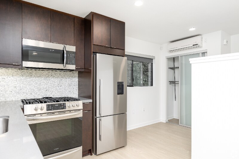 Building Photo - 1901 Overland Ave