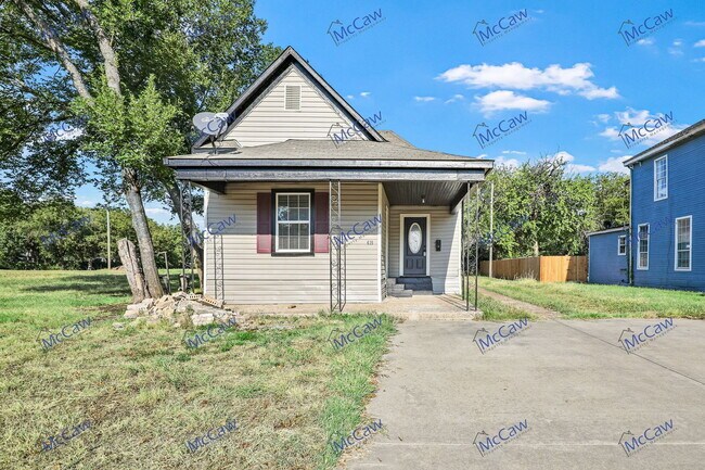Building Photo - 419 N Grand Ave