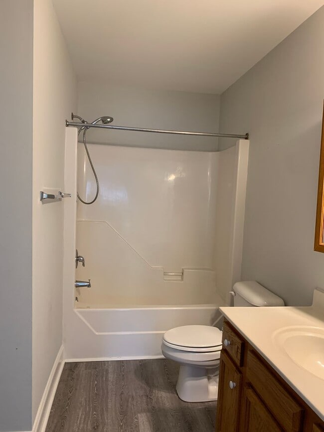 Building Photo - 2 Bedroom 1.5 Bath Townhome in Pleasant Gr...