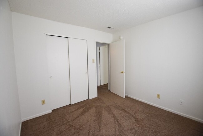 Building Photo - 3 Bedroom House with Garage in Greenfield