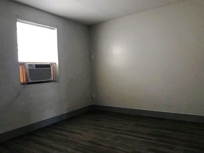 Building Photo - Ground Floor 2 Bedroom Just steps to Wynwood