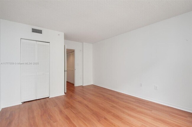 Building Photo - 1111 Brickell Bay Dr