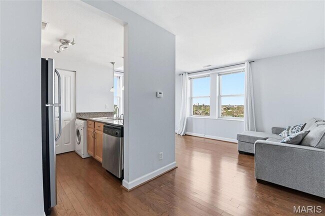 Building Photo - 1/2 OFF DEPOSIT SPECIAL! Partially Furnished West End Condo for Rent!