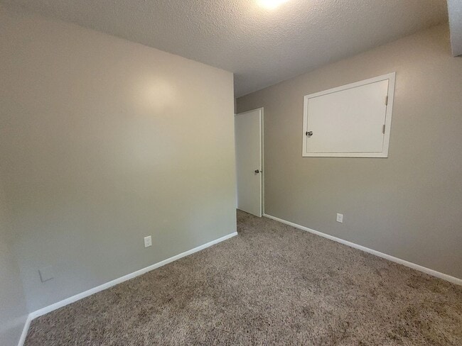 Building Photo - 3 Bedroom with Fenced Yard!