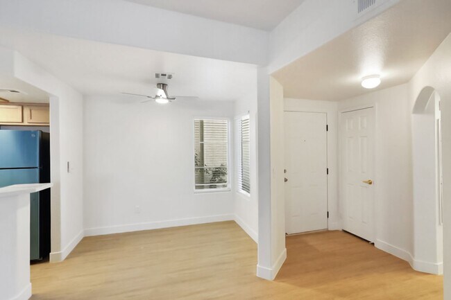 Building Photo - Beautifully Updated 2 Bed and 2 Bath Hende...